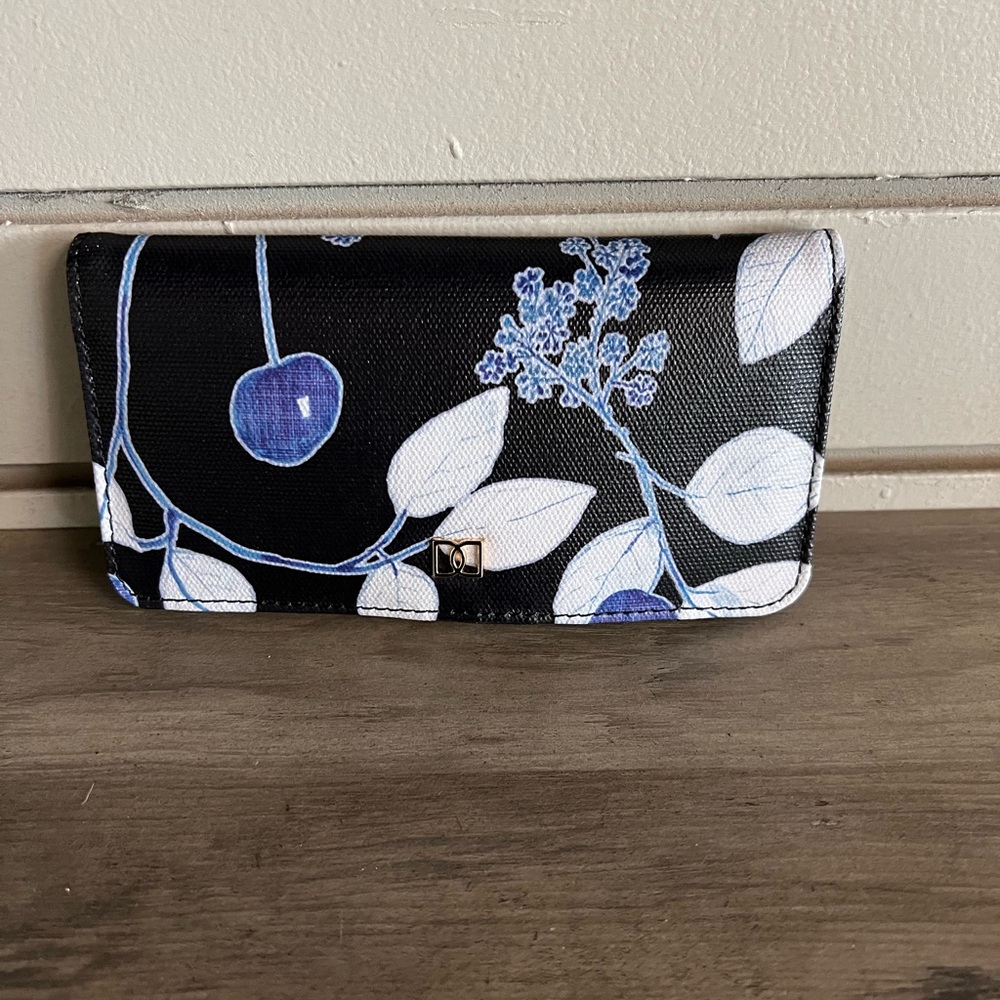 Dena Women’s Weekender Wallet. New!